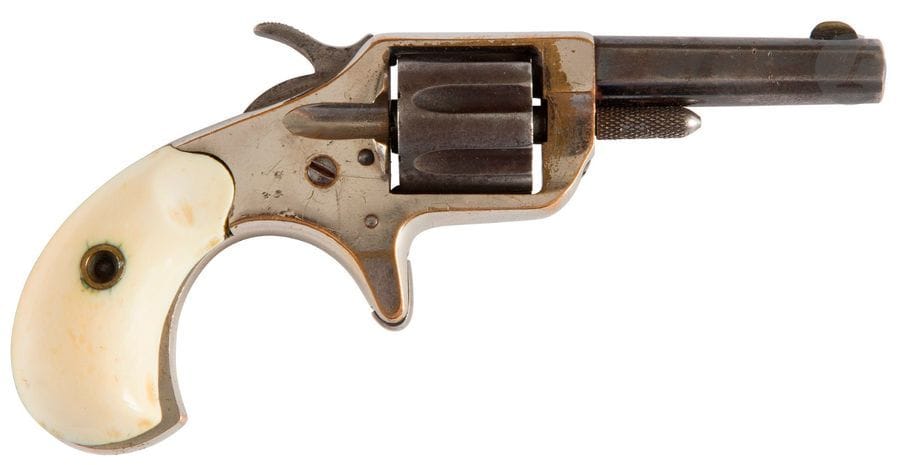 Revolver Colt « New », sept coups, calibre 22 annulaire. 
Canon à pans avec marquages « Colt’s PT. F.A. Meg. Co Hartford Ct USA » et « COLT NEW 22 » (coups). barillet cannelé. Carcasse nickelée frappée « 22 CAL » Plaquettes de crosse en ivoire.
A.B.E. Vers 1870.
N°29158.