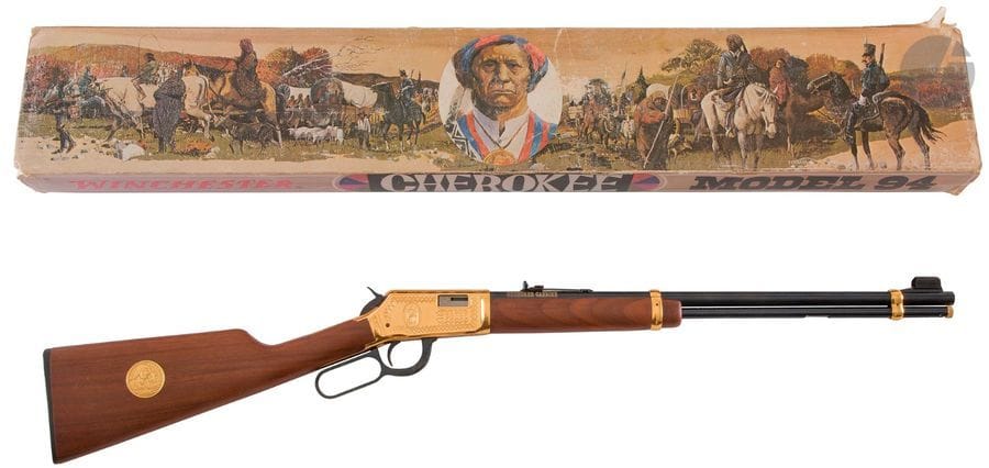 Carabine Winchester modèle 9422 XTR « Cherokee - Trail of tears 1839 », calibre 22 L.R.
Canon rond de 51 cm
Finition dorée, gravée. Crosse en noyer avec médaille. 
Longueur totale : 96 cm
Dans une boîte Winchester. 
Catégorie C à déclarer. N°CKF0271.
