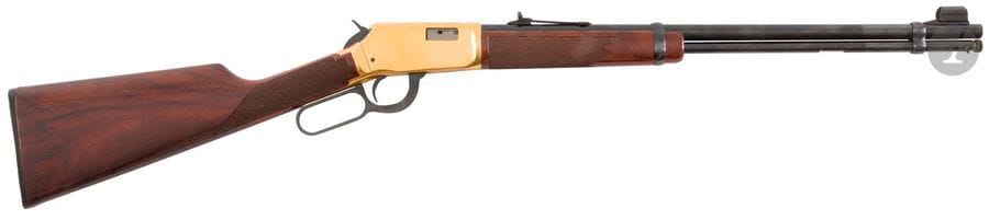 Carabine Winchester modèle 9422, « NRA Gold », calibre 22 L.R. 
Canon rond de 51 cm (20“). Finition dorée gravée. Crosse en beau noyer verni. 
Longueur totale : 96 cm
Catégorie C à déclarer. N°F623927. N°1 sur 25.