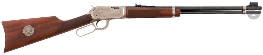 Carabine Winchester modèle 9422 XTR « Boy scouts of America », calibre 22 L.R. 
Canon rond de 51 cm (20“). Finition argentée et gravée. Crosse en noyer avec médaille. 
Longueur totale : 94,5 cm
Catégorie C à déclarer. N°BSA4904.