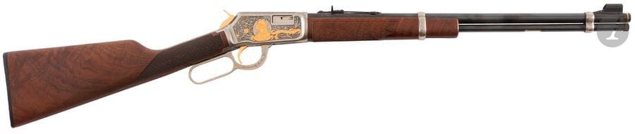 Carabine Winchester modèle 9422 XTR « Oliver F.Winchester 125th Anniversary », calibre 22 L.R. 
Canon rond de 51 cm (20“). Finition argentée, dorée, gravée et ciselée. Crosse en beau noyer. 
Longueur totale : 96 cm 
Catégorie C à déclarer. N°2WRAC. N°2 sur 25.