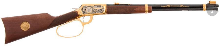 Carabine Winchester modèle 9422, « WACA 1/25 », calibre 22 L.R. 
Canon de 51 cm (20“). Finition dorée, argentée et gravée à fond noir. Levier large loop Crosse en noyer avec médaille. 
Longueur totale : 96 cm
Catégorie C à déclarer. N°F134900. N°1 sur 25.