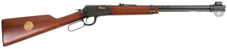 Carabine Winchester modèle 9422 M « California The golden State bicentennial », calibre 22 Win Mag. 
Canon de 51 cm (20“). Finition bronzée. Crosse en noyer avec médaille dorée. 
Longueur totale : 96 cm
Catégorie C à déclarer. N°F128353.
COUPS SUR LA CROSSE