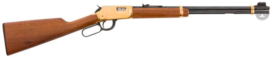 Carabine Winchester modèle 9422 M, calibre 22 Win Mag. 
Canon de 51 cm (20“). Finition dorée. Crosse en noyer. 
Longueur totale : 96 cm 
Catégorie C à déclarer. N°EWM16.