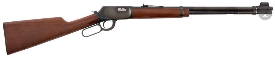Carabine Winchester modèle 9422, calibre 22 L.R.
Canon de 51 cm
Finition bronzée. Crosse en noyer. 
Longueur totale : 96 cm
Catégorie C à déclarer. N°WM31.