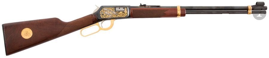 Carabine Winchester modèle 9422 XTR « Louisana », calibre 22 L.R.
Canon rond de 51 cm avec marquages à l’or. Finition gravée, bronzée, dorée et argentée. Crosse en beau noyer avec médaille. 
Longueur totale : 96 cm
Catégorie C à déclarer. N°LA009. N°1 sur 100.
PETIT COUP SUR LA CROSSE