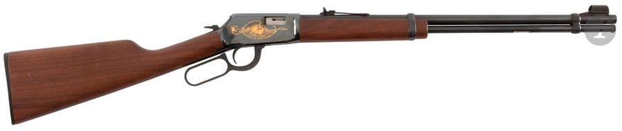 Carabine Winchester modèle 9422, « NWTF Jakes North America’s youth », calibre 22 L.R. 
Canon de 51 cm (20“). Finition bronzée, dorée. Crosse en noyer. 
Longueur totale : 96 cm
Catégorie C à déclarer. N°JK11401.
COUP SUR LA CROSSE