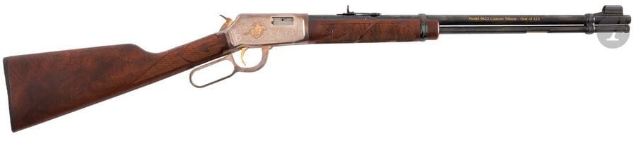 Carabine Winchester modèle 9422, « Tribute 1 of 9422 », calibre 22 L.R. 
Canon de 51 cm
Finition bronzée, argentée et gravée. 
Crosse en noyer marbré.
Longueur totale : 95 cm
Dans sa boîte. 
Catégorie C à déclarer. N°FTC082.