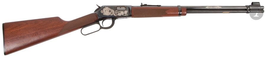 Carabine Winchester modèle 9422 « King Richard », calibre 22 L.R. 
Canon de 51 cm (20“) avec marquages. Finition bleuie, gravée et argentée à décor de voitures. 
Crosse en noyer. 
Longueur totale : 96 cm
Catégorie C à déclarer. N°F677221. Exemplaire n°53 sur 200.
