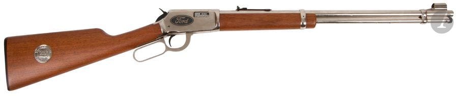 Carabine Winchester modèle 9422 « Tugh Ford Ranger », calibre 22 L.R.
Canon de 51 cm (20“). Finition argentée et gravée. Crosse en noyer avec médaille argentée. 
Longueur totale : 96 cm 
Dans une boîte Winchester.
Catégorie C à déclarer. N°F213894. Exemplaire 1 sur 50.
TRES LEGER COUP SUR LA CROSSE