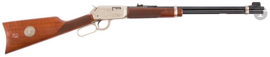 Carabine Winchester modèle 9422 XTR « Boy Scouts of America », calibre 22 L.R. 
Canon de 51 cm (20“). Finition argentée et gravée. Crosse en noyer avec médaille argentée. 
Longueur totale : 96 cm
Dans sa boîte. 
Catégorie C à déclarer. N°BSA2639.