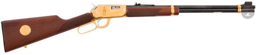 Carabine Winchester modèle 9422 M XTR « Coca Cola Gold », calibre 22 Win Mag.
Canon de 51 cm (20“). Finition dorée et gravée. Crosse en noyer verni avec médaille dorée. 
Longueur totale : 96 cm 
Dans sa boîte. 
Catégorie C à déclarer. N°F499385. Exemplaire n°13 sur 50.
LEGERE ERAFLURE SUR LE CANON