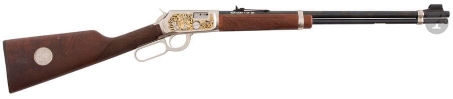 Carabine Winchester modèle 9422 XTR, « Kentucky 1 of 100 », calibre 22 L.R.
Canon de 51 cm (20“). Finition argentée, dorée et gravée à fond noir à décor de jockeys et rinceaux. Crosse en noyer avec médaille argentée. 
Longueur totale : 96 cm 
Dans une boîte. 
Catégorie C à déclarer. N°KTY008. N°8 sur 100.
