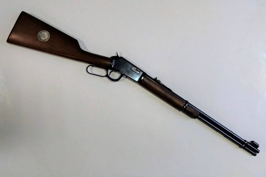 Carabine Winchester modèle 94 XTR « 125th anniversary of the Pony express », calibre 22 L.R.
Canon de 51 cm
Finition bronzée. Crosse en noyer avec médaille argentée.
Longueur totale : 96 cm
Catégorie C à déclarer. N°F380291.
PETITS COUPS
