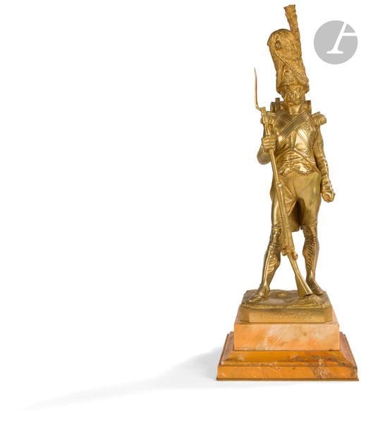Armand Jules LEVEEL (1821-1905)
Grenadier à pied de la Vieille garde
Statuette en bronze doré, signée sur le côté et marquée « SUSSE Fres Edtr » et cachet SUSSE FRERES EDITEURS.
Socle en marbre de Sienne. 
Hauteur : 45 cm
B.E.