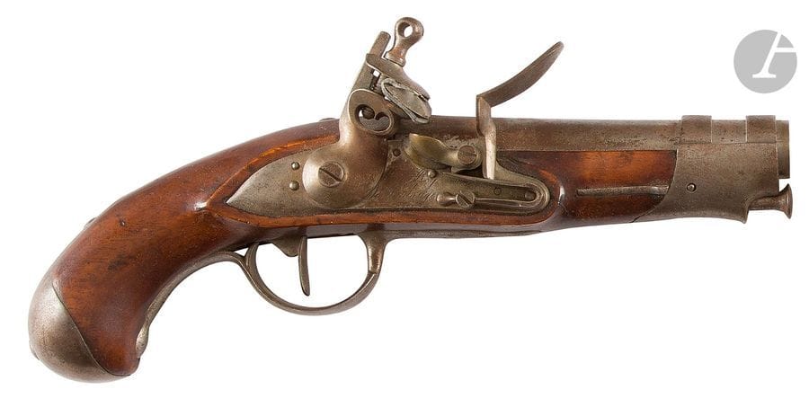 Pistolet de gendarmerie à silex modèle An 9. 
Canon rond à méplats au tonnerre. Queue de culasse gravée « Mle An 9 ». Platine signée « Manufacture Royale de Maubeuge ». Garnitures et baguette en fer. Crosse en noyer.
Longueur : 25 cm
B.E.