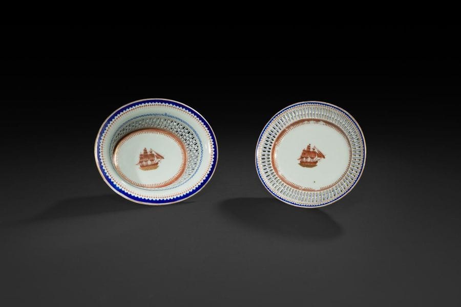 Chine

Corbeille ovale et son plateau ajourés en porcelaine à décor en camaïeu bistre d'un voilier et galon à fond bleu sur les bords.

XIXe siècle.

L : 23 cm