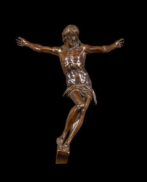 Christ en bronze à patine brune, corps en torsion, tête tournée sur le côté droit, mèches ondulées tombant sur les épaules, hanches ceintes d'un perizonium tombant et laissant voir le bas de l'abdomen, jambes fléchies et dissymétriques ; suppedaneum.

Allemagne, XVIIIe siècle.

H : 23 cm