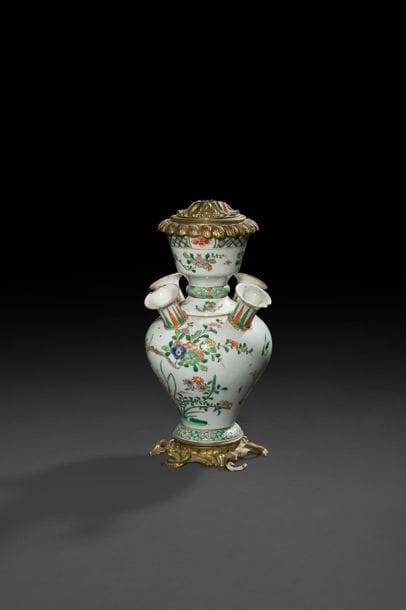Vase d'ornement formant pique-fleurs en porcelaine imitant la porcelaine de Chine famille verte, à quatre compartiments évasés et décor de fleurs et treillages, la monture de bronze doré à décor feuillagé ; (monté en lampe).

Style Louis XV (accidents et restaurations).

H : 33 cm