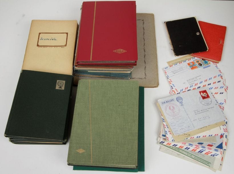Un gros carton contenant albums et timbres en vrac (dont enveloppes et blocs feuillés) surtout d'Europe (Grande-Bretagne, Suisse, Europa ...) Neufs et oblitérés, Avant-Guerre et Moderne.