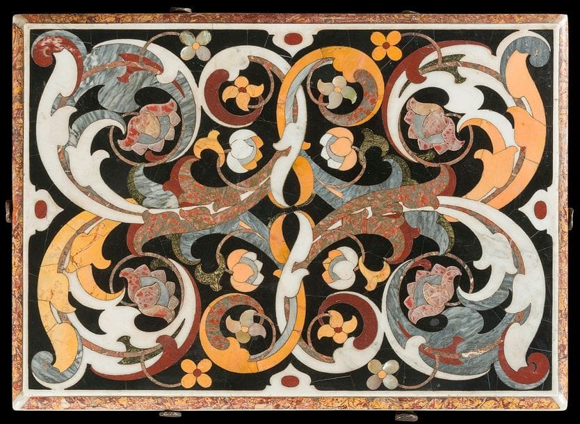 Plateau en marqueterie de pierres dures sur fond de marbre noir, à décor de rinceaux de feuillages et fleurs ; piétement en fer forgé à deux montants curules.

Style florentin du XVIIe siècle.

L : 75,5 cm, P : 55,5 cm