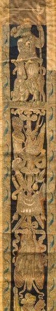 Deux fragments de bordure de tapisserie des Flandres à décor de trophées et soldats sur fond noir.

XVIIe siècle (restaurations).

H : 276 cm, L : 51 cm