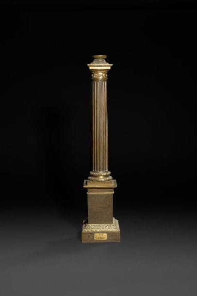 Lampe carcel en tôle patinée et bronze doré, le fût à colonne cannelée et chapiteau à godrons et palmettes ; signée Carcel Inventeur breveté, rue de l'arbre sec, n°18 à Paris ; (le mécanisme n'a pas été vérifié).

Vers 1830-1840 (manques).

H : 63 cm
