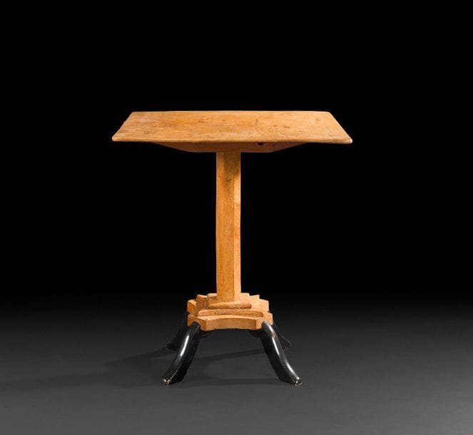 Guéridon en érable et bois teinté à plateau carré, reposant sur un fût à pans et piétement quadripode.

Époque Biedermeier (usures).

H : 73 cm, L : 64,5 cm, P : 65,5 cm