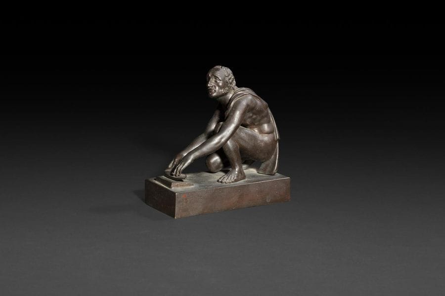 D'après l'Antique

Le Rémouleur

Épreuve en bronze patiné.

Première moitié du XIXe siècle.

H : 14 cm, base : 6,5 x 13,5 cm

 Le modèle original se trouve dans la tribune de Buontalenti aux Offices à Florence