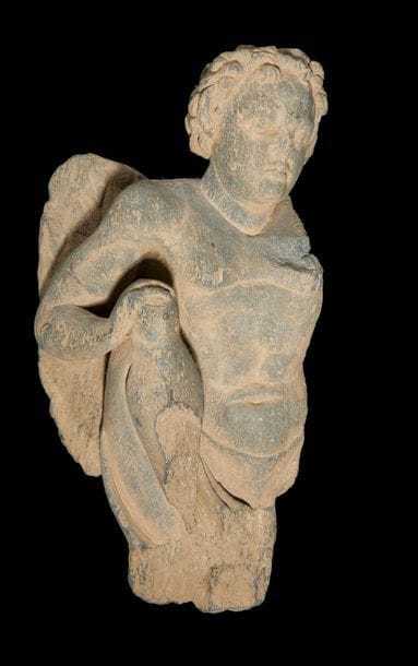 Nord-Ouest du Pakistan, Gandhara antique, Ier ou IIe siècle avant JC

Figure fragmentaire d'un élément d'architecture figurant un ange

Grès rouge

H : 32 cm