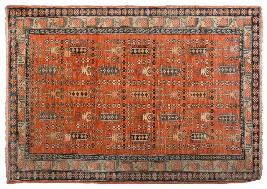 Pakistanais

Tapis décoré de motifs répétitifs sur fond orangé ,bordure ivoire à perroquets stylisés.

200 x 138 cm