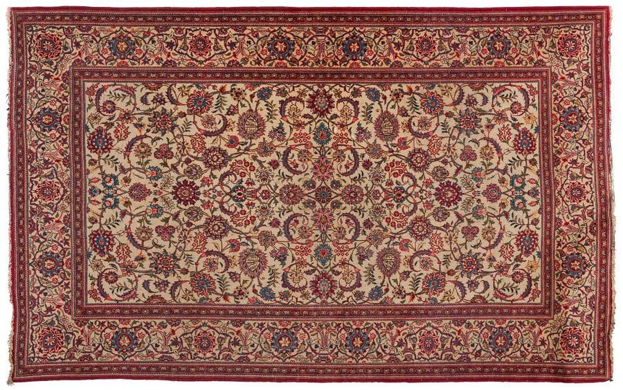 Kechan soie
DEUX Tapis à fond ivoire à motifs heratis et guirlandes de fleurs, bordure à rinceaux fleuris multicolores.
Extrémités abimées, légère usure.
137 x 205 cm