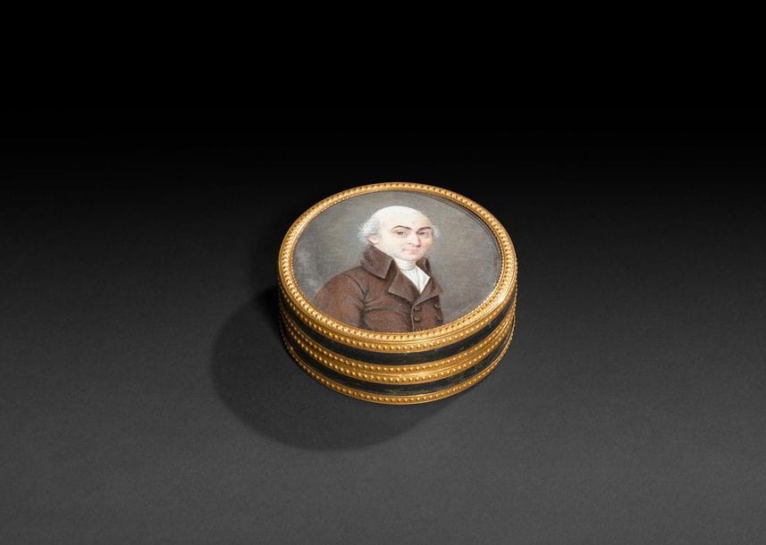 DESCARSIN PRIGENT (vers 1800).

Artiste jusqu'ici non répertorié ; peut-être s'agit-il de Mme Prigent née Caroline Descarsin, sœur du portraitiste Rémy-Furcy Descarsin (Chauny, 1747 - Nantes, 1793), née en 1774 et surtout connue comme fameuse harpiste.

Portrait d'homme aux cheveux blancs, costume marron, époque Consulat, en buste de trois-quarts à droite

Signé et daté à droite le long du cadre " Descarsin Prigent an 9 "

Miniature sur ivoire du début du XIXe siècle, diam. 6,5 cm, sur une boite en composition de poudre d'écaille et métal doré, doublée d'écaille mouchetée, diam. 7,2 cm, P. 2,6 cm (mouillure à gauche ; monture de la boîte à re-fixer).

Poids brut : 66,40 g