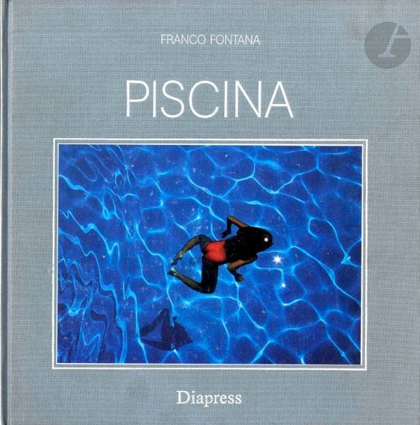 FONTANA, FRANCO (1933)
Piscina. 
Diapress, Milan, 1984. 
In-4 (28 x 27 cm). Édition originale reliée, signée par Franco Fontana. 54 pp. 40 photographies couleurs. Texte de Franco Fontana et anthologie critique en italien. Reliure d’éditeur toilée bleue avec photographie couleurs contrecollée en couverture.
