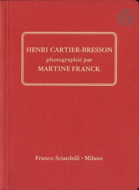 FRANCK, MARTINE (1938-2012)
Henri Cartier-Bresson photographié par Martine Franck. 
Franco Sciardelli, Milan, 1998.
In-16 (15 x 11 cm). Édition originale dédicacée et signée par Martine Franck. 60 pp. 
24 photographies en noir et blanc. Texte en français de Ferdinando Scianna signé par l’auteur. Couverture souple titrée.