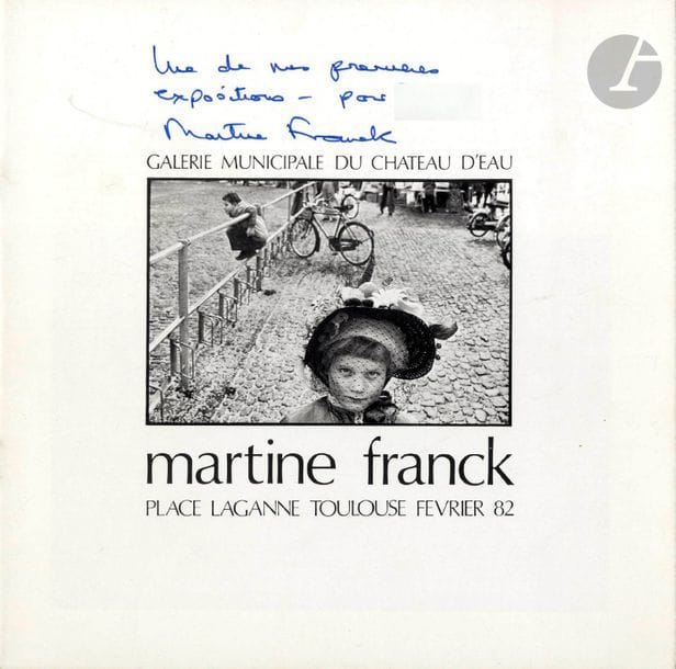 FRANCK, MARTINE (1938-2012)
Six volumes, signés par Martine Franck.
Martine Franck.
Contrejour, Paris, 1976.
In-12 oblong (20,5 x 22 cm). Édition originale brochée, dédicacée et signée par Martine Franck. 24 pp. 20 photographies en noir et blanc. Préface d’Ariane Mnouchkine, maquette intérieure de Robert Delpire. Couverture souple illustrée.
Martine Franck.
Galerie du Château d’eau, Toulouse, 1982.
In-12 carré (21 x 21 cm). Édition originale brochée, dédicacée « une de mes premières expositions » et signée par Martine Franck. 
20 pp. 21 photographies en noir et blanc. Texte de Jean Dieuzaide. Couverture souple illustrée.
Martine Franck, I Grandi fotografi, 
Gruppo editoriale Fabbri, Milan, 1983. 
In-4 (29 x 21,5 cm). Édition originale brochée, dédicacée « cette revue qui m’a permis de rentrer à Magnum » et signée par Martine Franck. 64 pp. 48 photographies en noir et blanc. Textes en italien de Vera Feyder et d’Attilio Colombo. Couverture souple illustrée.
Le théâtre du soleil : Shakespeare. 
Éditions SNEP Double Page n°21, Paris, 1982.
In-4 (29 x 21,5 cm). Édition originale brochée, dédicacée « mes débuts en couleur » et signée par Martine Franck. 48 pp. 22 photographies en couleurs. Texte de Claude Roy. Couverture souple illustrée.
Le théâtre du soleil : Shakespeare 2e partie. 
Éditions SNEP Double Page n°32, Paris, 1984.
In-4 (29 x 21,5 cm). Édition originale brochée. 
48 pp. 24 photographies en couleurs. Textes de Raymonde Temkine, Sophie Moscovo, Myriam Azencot. Couverture souple illustrée.
Martine Franck.
Photographies. 
Galerie Claude Bernard, Paris, 2000.
In-12 carré (20 x 20 cm). Édition originale brochée, dédicacée et signée par Martine Franck. 68 pp. 30 photographies en couleurs. Texte d’Ariane Mnouchkine. Couverture souple illustrée.