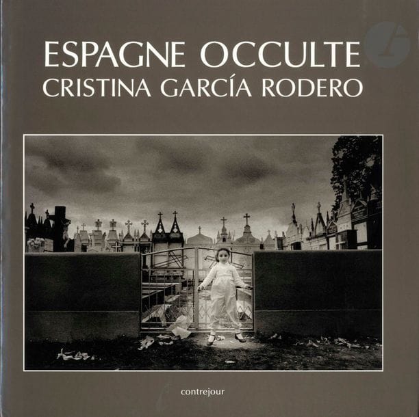 GARCIA RODERO, CRISTINA (1949)
Espagne occulte. 
Contrejour, Paris, 1990. 
In-4 carré (29,5 x 29,5 cm). Édition originale française, signée par Cristina Garcia Rodero. 
156 pp. 126 photographies en noir et blanc. Textes de Claude Nori et Christian Caujolle. Reliure d’éditeur avec titre imprimé en creux ton sur ton et jaquette illustrée.