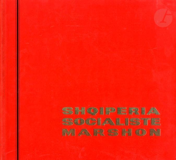 ALBANIE
Shqiperia Socialiste Marshon [Socialist Albania on the March].
Shtëpia botonjëse « Naim Frashëri », Tiranë, 1969.
Grand in-folio oblong (30 x 33 cm). Édition originale trilingue. 242 pp. Nombreuses photographies reproduites en noir et blanc et en couleurs. Cahier de 23 pages avec légendes en albanais, en anglais et en français en fin d’ouvrage. Cartonnage rouge avec titre en caractères dorés imprimés en creux au dos et en couverture (une petite trace de choc à l’angle supérieur droit du cartonnage de couverture).
Réf. Parr & Badger, volume I, p. 184.