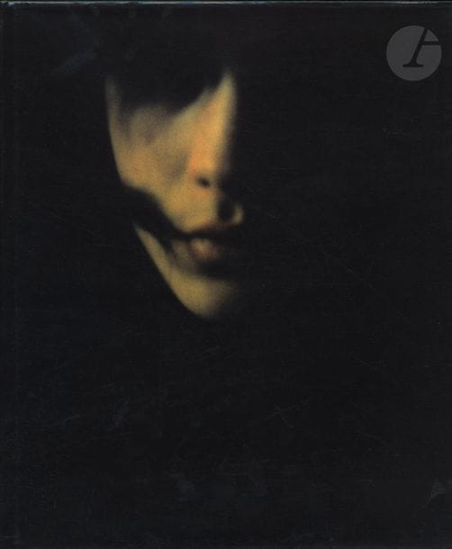 HENSON, BILL (1955)
Mnemosyne.
Scalo / Art Gallery of South Wales, 2005
In-4 (30 x 26 cm). Édition originale reliée, signée par Bill Henson. 504 pp. Nombreuses photographies en couleurs et en noir et blanc. Textes d’Edmund Capon, Judy Annear, Jennie Malouf et al., entretien de Bill Henson avec Sabastian Smme, en anglais, liste des expositions et bibliographie. Reliure d’éditeur toilée verte avec titre imprimé en creux au dos et jaquette illustrée.