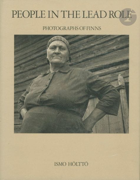 HÖLTTÖ, ISMO (1940)
People in the lead role. Photographs of Finns.
Author’s Edition, Helsinki, 1991.
In-folio (37 x 29 cm). Édition originale. 244 pp. Reliée sous jaquette illustrée.