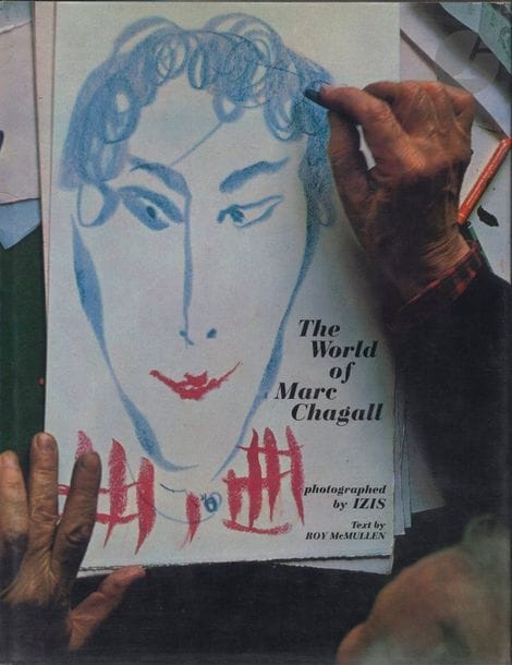 IZIS (ISRAËLIS BIDERMANAS dit) (1911-1980)
The World of Chagall.
Doubleday, New York, 1968.
In-4 (34 x 26 cm). Édition originale américaine reliée (précédent d’un an l’édition française publiée par Gallimard), signée par Marc Chagall. 268 pp. 92 photographies en noir et blanc d’Izis, la plupart en double page et en pleine page ainsi que 7 double pages et deux pleines pages en couleurs, 69 tableaux et dessins de Chagall, le tout reproduit en héliogravure. Reliure toilée grise avec le titre imprimé en creux en blanc au dos et un dessin en couverture, jaquette illustrée.
