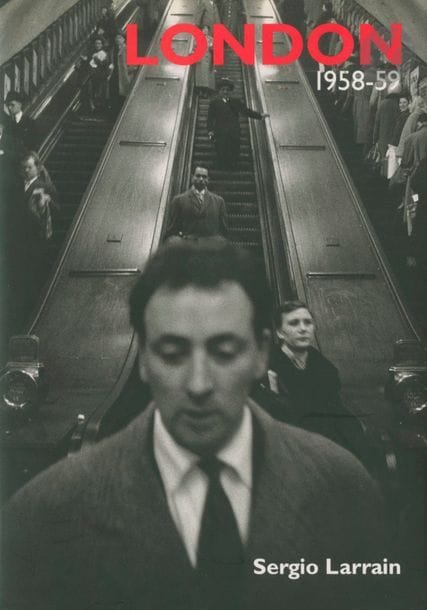 LARRAIN, SERGIO (1931-2012)
London 1958-59.
Dewi Lewis, 1998.
In-8 (23 x 17 cm). Édition originale anglaise, brochée. Introduction de Mike Seaborne. 
40 photographies reproduites en noir et blanc. Couverture souple à rabat.
