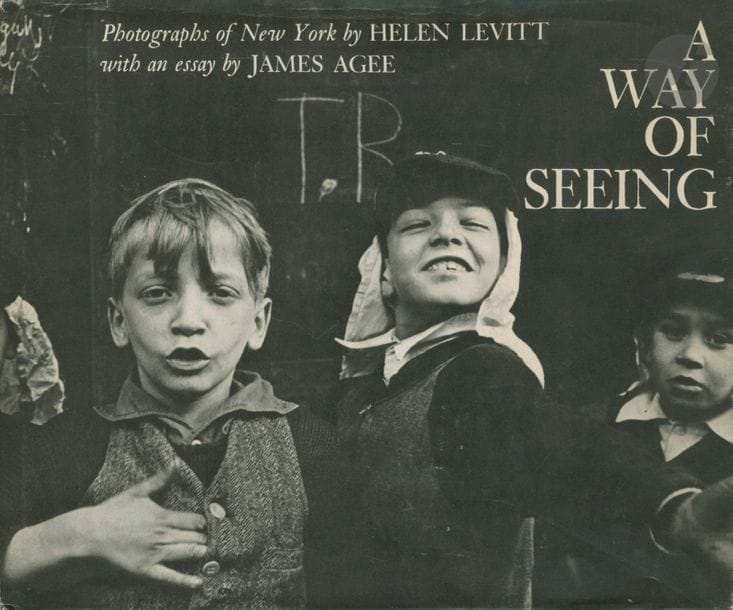 LEVITT, HELEN (1913-2009)
A Way of Seeing. 
Photographs of New York 
By Helen Levitt with an Essay By James Agee. 
The Viking Press, New York, 1965. 
In-8 (20 x 24 cm). Édition originale, signée en page de titre par Helen Levitt. 80 pp. 
50 photographies noir et blanc reproduites en héliogravure. Reliure d’éditeur sous jaquette illustrée.
Réf. Parr & Badger, I, p. 252.