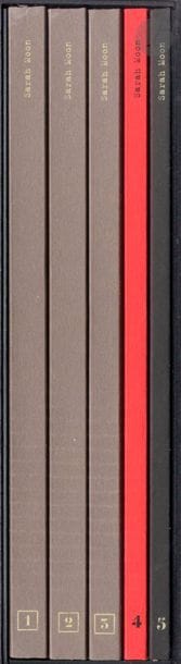 MOON, SARAH (1941)
1 2 3 4 5
Delpire, Paris, 2008.
In-4 (28,5 x 30 cm). Édition originale en 5 volumes tous signés par Sarah Moon en page de titre, réunis dans un coffret rigide (4 volumes brochés et un volume avec reliure éditoriale cartonnée). 486 pp. Nombreuses photographies en noir et blanc (volumes 1, 2, 3, 5) et en couleur (volume 4), le cinquième volume qui fait l’objet d’une reliure éditoriale cartonnée comporte un DVD avec un film de 95 minutes (Mississippi One).