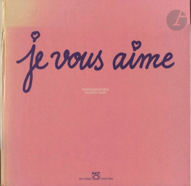 NORI, CLAUDE (1949)
Je vous aime.
Édition Phot’œil, Paris, 1979.
In-4 (30 x 30 cm). Édition originale reliée, dédicacée et signée par Claude Nori. Non paginée, 21 photographies en noir et blanc, texte de Claude Nori. Reliure éditoriale (dos insolé, solide mais légèrement fendu en haut).