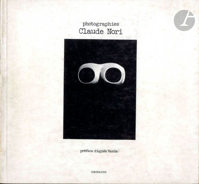 NORI, CLAUDE (1949)
Lunettes.
Contrejour, Paris, 1976.
In-8 (22 x 20,5 cm). Édition originale signée conjointement par Claude Nori et Agnès Varda. 46 pp. 39 photographies en noir et blanc de Claude Nori, préface d’Agnes Varda. Ouvrage broché avec couverture illustrée.