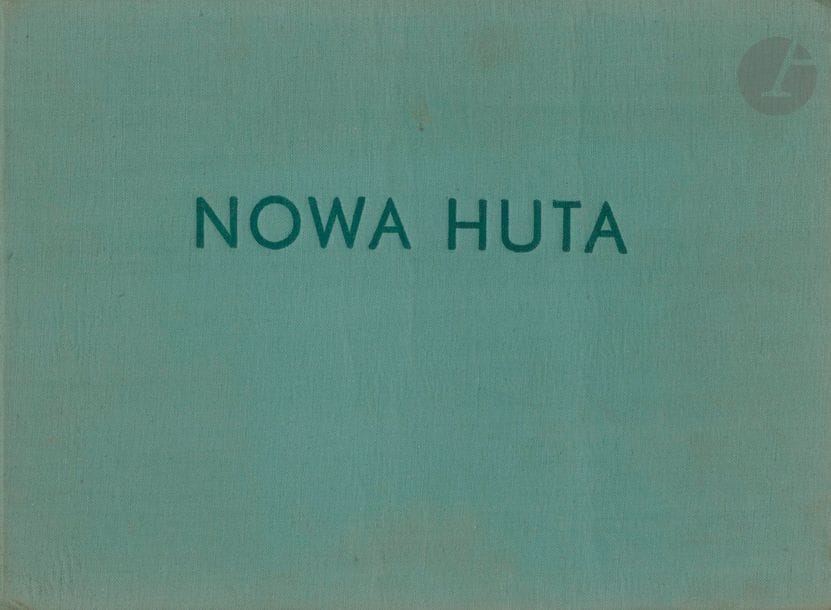 NOWA HUTA
Nowa Huta.
Komitet Obchodu Dziesi?ciolecia Nowej Huty, 1959.
In-4 oblong (20,5 x 28,5 cm). Édition originale illustrée de 43 photographies à pleine page reproduites en héliogravure. Texte de Tadeusz Ptaszycki. Couverture en tissu vert titrée.