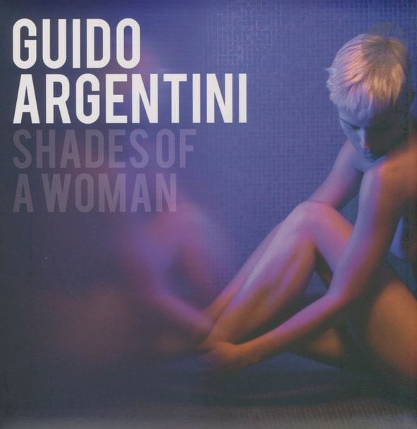 ARGENTINI, GUIDO (1966)
Shades of Woman.
Guido Argentini, 2010.
In-4 (29,5 x 29,5 cm). Édition originale de luxe, tirée à 100 exemplaires numérotés et signés. 200 pp. Avec un tirage numérique numéroté et signé (format 27 x 27 cm). Couverture rigide illustrée sous emboîtage en toile bleue et coffret en carton.