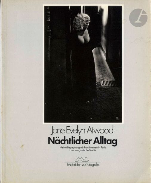 ATWOOD, JANE EVELYN (1947)
Nächtlicher Alltag. Meine Begegnung mit Prostituierten in Paris. 
Mahnert-Lueg Verlag, Munich, 1980. 
In-4 (25,5 x 21 cm). Édition originale brochée, signée par Jane Evelyn Atwood. 142 pp. 
62 photographies en noir et blanc et un texte en allemand de Jane Evelyn Atwood. Couverture souple illustrée.
