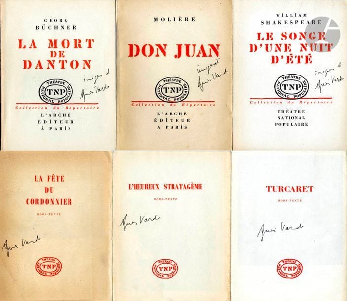 VARDA, AGNES (1928-2019)
4 volumes et 3 portfolios, tous signés par Agnes Varda.
Agnes Varda.
Galerie Municipale du Château d’Eau, Toulouse, 1987.
In-8 (21 x 21 cm). Édition originale signée par Agnès Varda. 24 pp. 21 photographies en noir et blanc. Édition brochée avec couverture illustrée.
La Mort de Danton.
L’Arche / Théâtre National populaire, Collection du Répertoire, 1953.
In-8 (18 x 13,5 cm). Édition originale signée par Agnès Varda. 80 pp. 11 photographies d’Agnès Varda en noir et blanc hors texte, texte de Georg Büchner.
Don Juan.
L’Arche / Théâtre National populaire, Collection du Répertoire, 1954.
In-8 (18 x 13,5 cm). Édition originale signée par Agnès Varda. 64 pp. 11 photographies en noir et blanc hors texte, texte de Molière.
Le Songe d’une nuit d’été (William Shakespeare).
Le Club Français du Livre / Théâtre National populaire, Collection du Répertoire, Paris, 1959.
In-8 (18 x 13,5 cm). Édition originale signée par Agnès Varda. 80 pp. 13 photographies en noir et blanc hors texte, texte de William Shakespeare.
La fête du cordonnier.
L’Arche / Théâtre National populaire, Collection du Répertoire, Paris, 1959.
In-8 (18 x 13,5 cm). Édition originale signée par Agnès Varda. 16 pp. réunies en portfolio. 
13 photographies d’Agnès Varda en noir et blanc.
L’Heureux stratagème.
L’Arche / Théâtre National populaire, Collection du Répertoire, Paris, 1960.
In-8 (18 x 13,5 cm). Édition originale signée par Agnès Varda. 12 pp. réunies en portfolio. 
12 photographies en noir et blanc d’Agnès Varda.
Turcaret.
Imprimerie Laboureur et Cie / Théâtre National populaire, Collection du Répertoire, 1961.
In-8 (18 x 13,5 cm). Édition originale signée par Agnès Varda. 16 pp. réunies en portfolio. 
16 photographies en noir et blanc d’Agnès Varda.